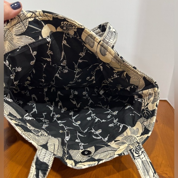 Vera Bradley tote bag black and cream floral quilted pattern - Picture 8 of 9